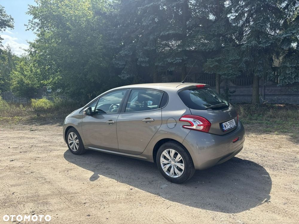 Peugeot 208 - 8