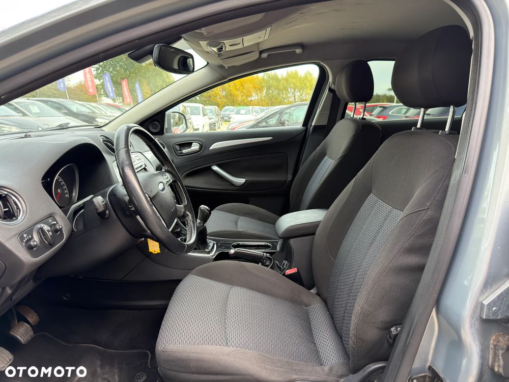 Ford Mondeo 2.0 Ghia - 27