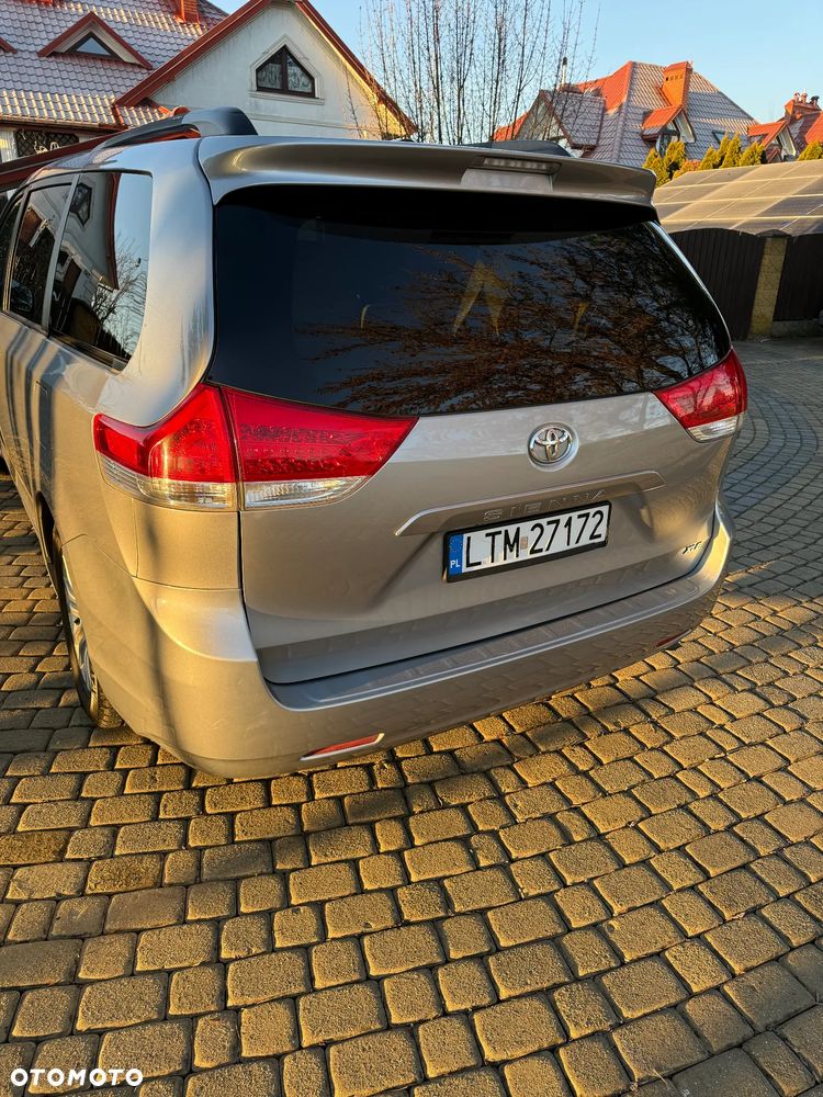 Toyota Sienna - 4
