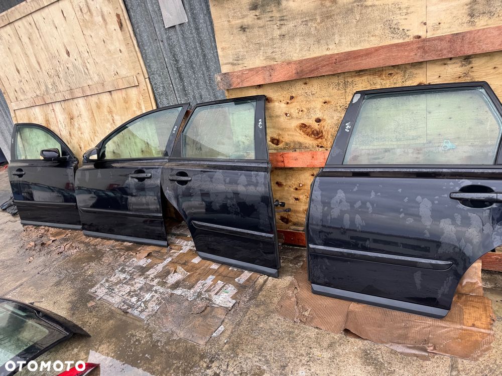 Volvo v50 Czarne 452-46 części blacharskie zderzak przód spryski xenon pas przedni chłodnice do diesla diesel belka przednia tylnia tył lampy xenon błotnik prawy lewy przedni zderzak tył tylni kombi drzwi prawe lewe przednie tylne kombi do lampy tylnie tył prawa lewa klapa tył klapa bagażnika belka tylnia - 18