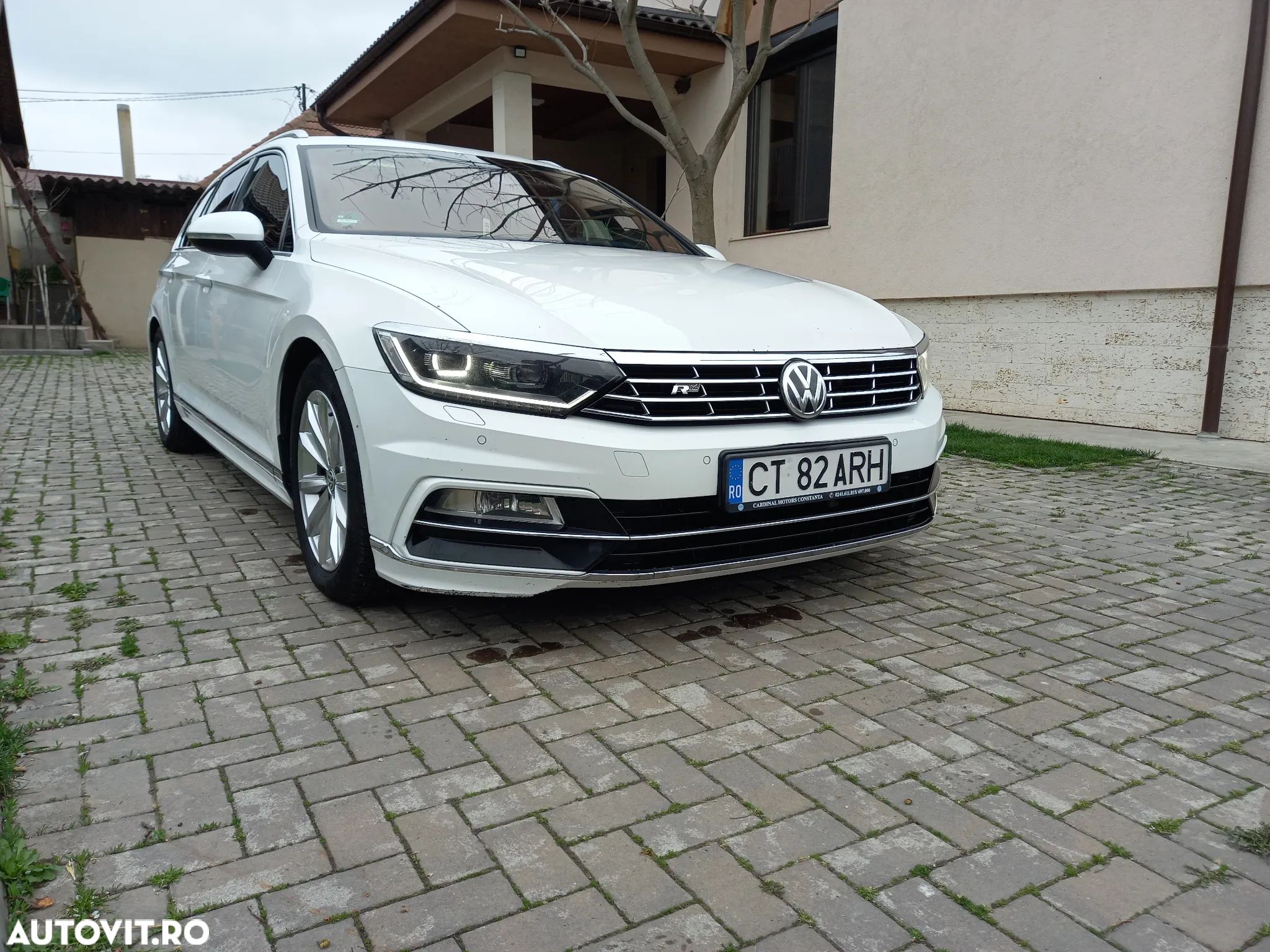 Volkswagen Passat - 1