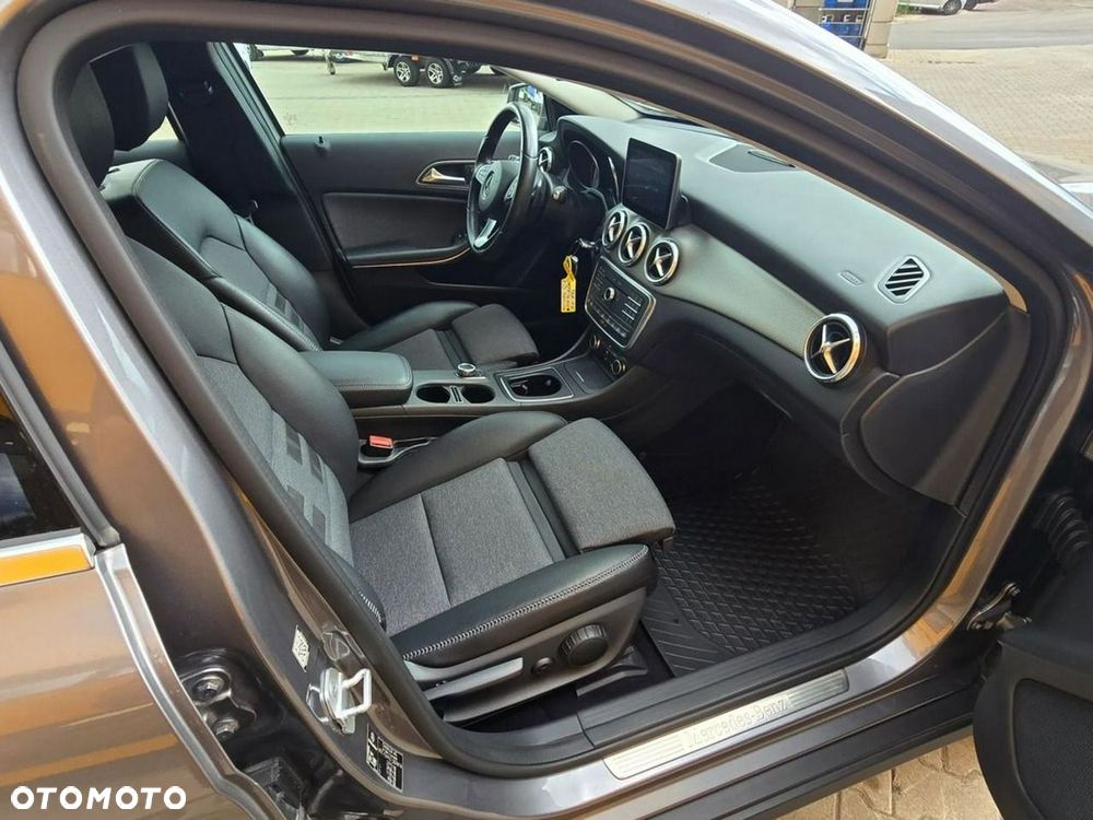 Mercedes-Benz GLA - 12