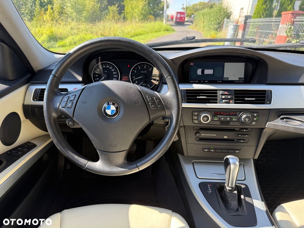 BMW Seria 3 325i Touring - 17