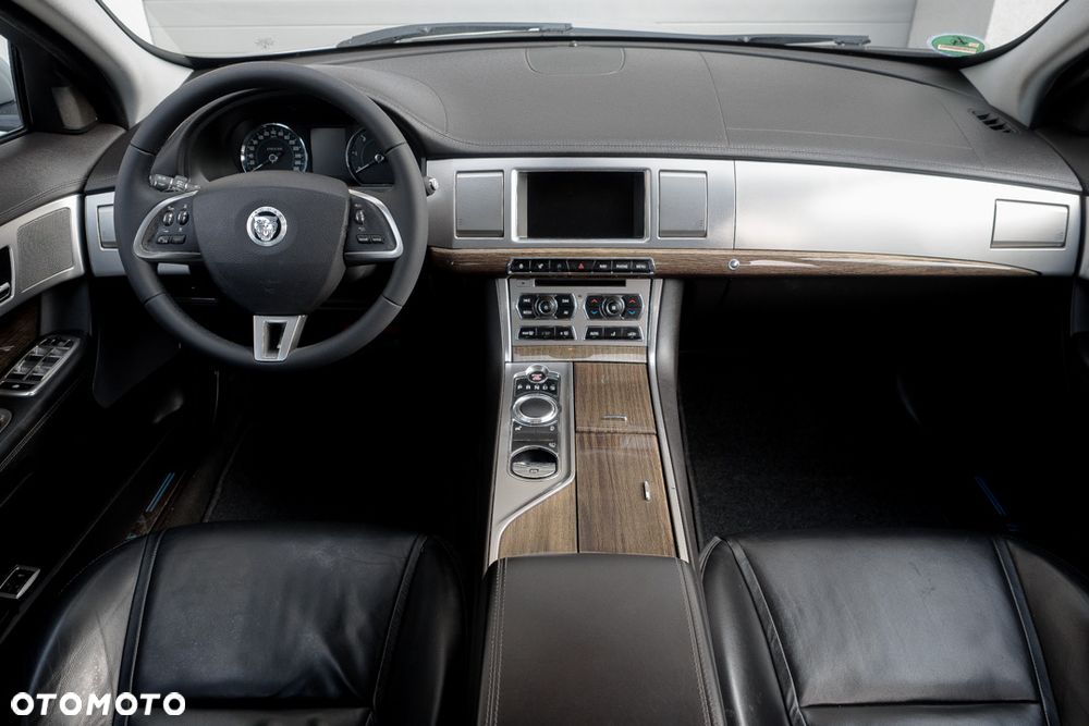 Jaguar XF 2.2 D Luxury - 33