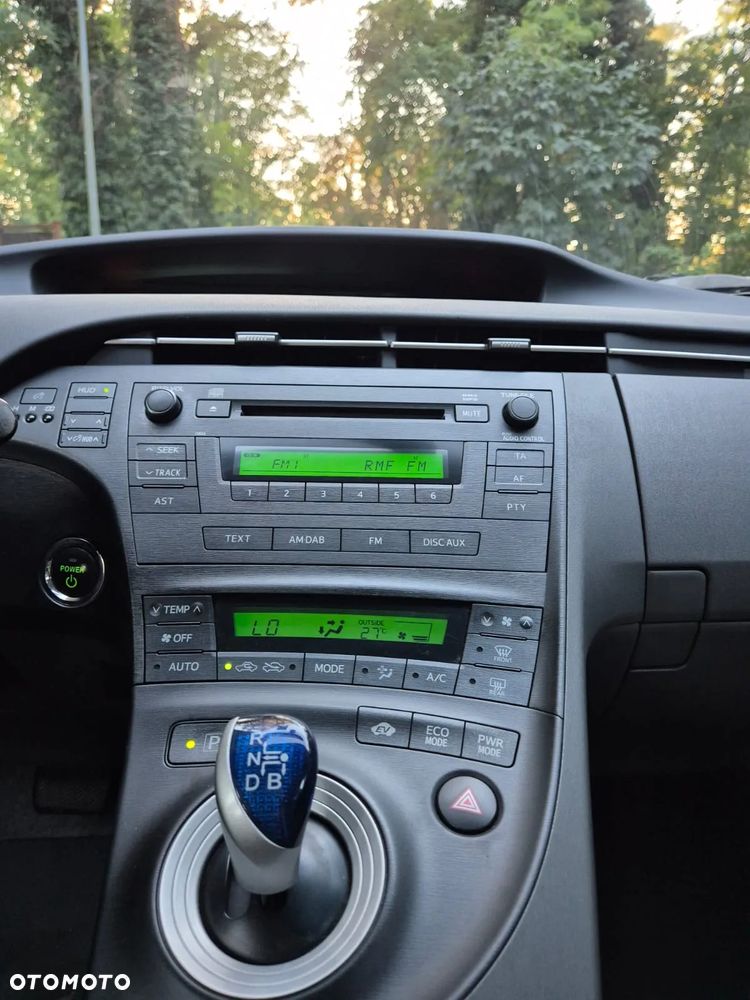 Toyota Prius (Hybrid) Sol - 17