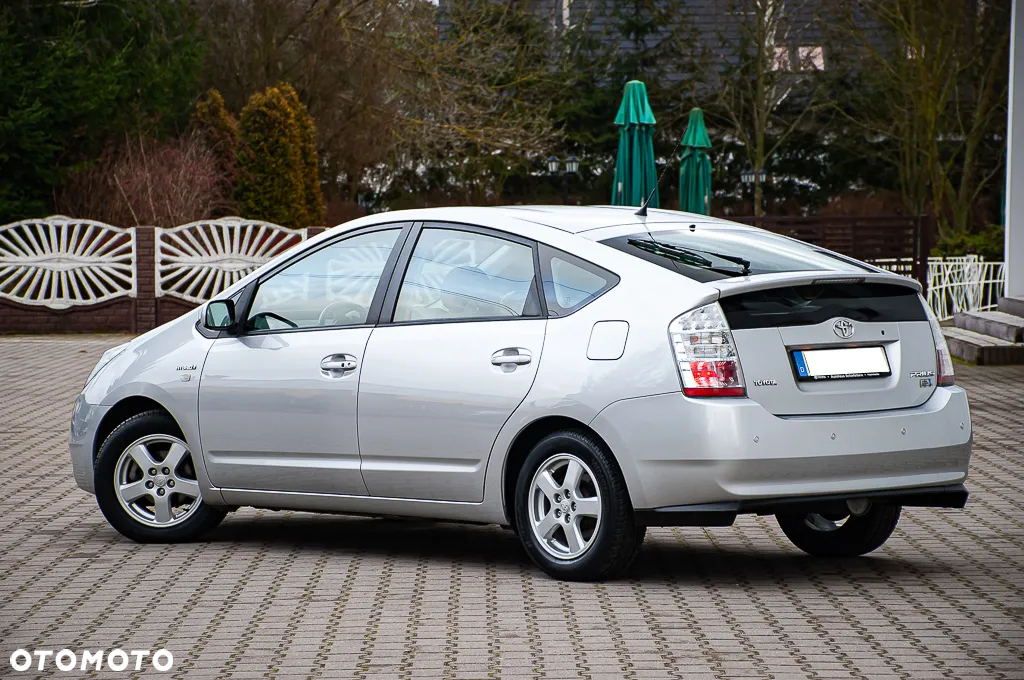 Toyota Prius (Hybrid) Executive - 17