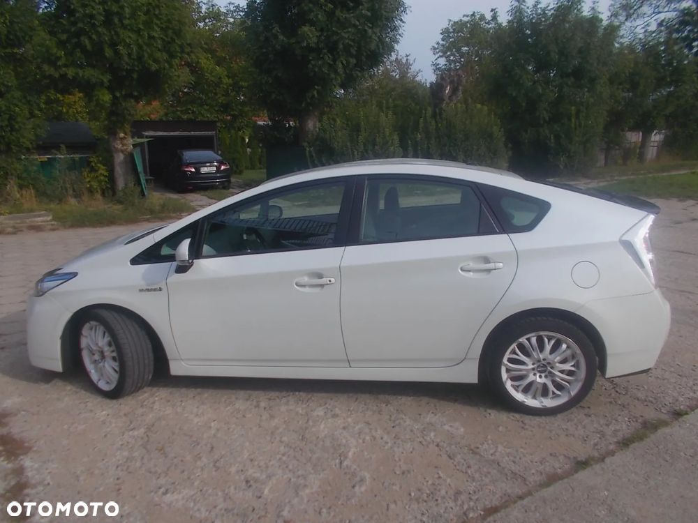 Toyota Prius (Hybrid) - 3