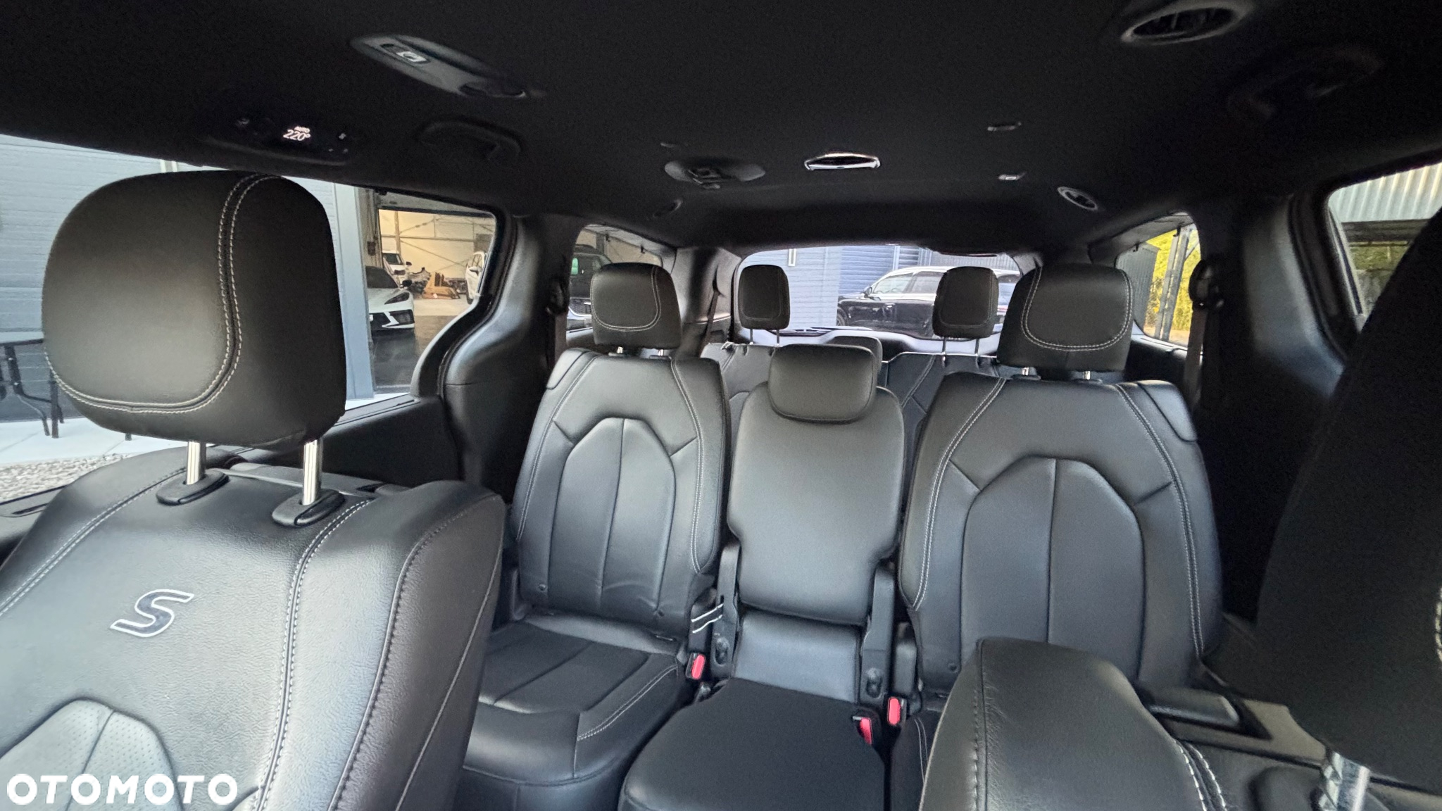 Chrysler Pacifica - 16