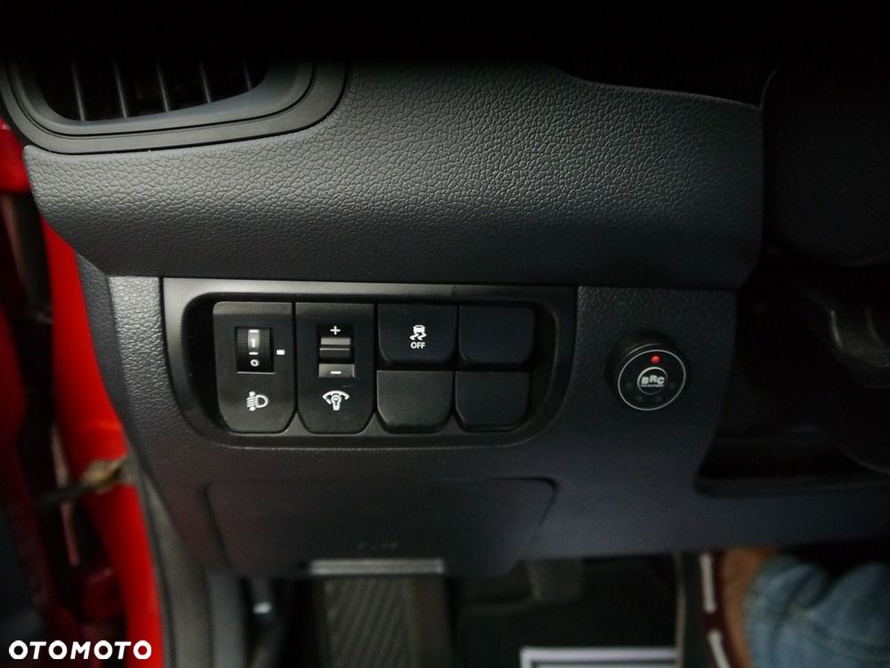 Kia Rio 1.4 L - 23