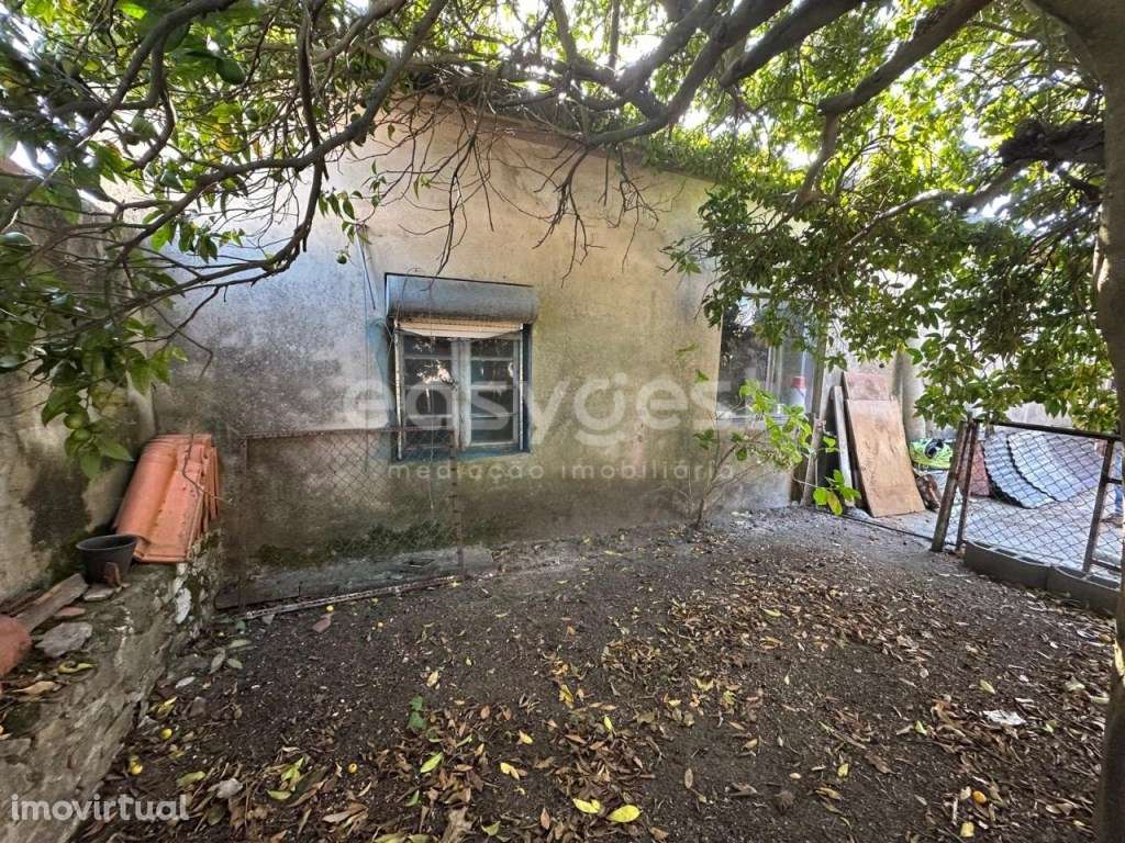 Casa térrea com quintal, arrecadações e terreno - Grande imagem: 3/21