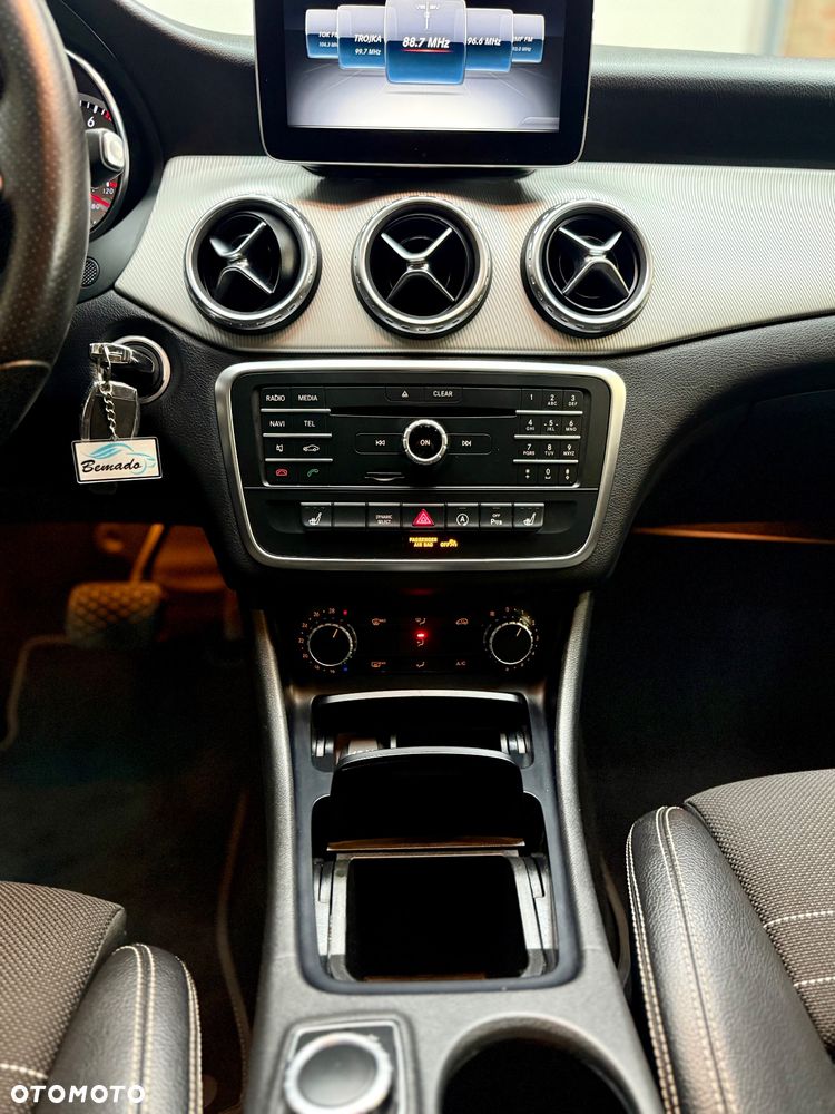 Mercedes-Benz GLA 180 7G-DCT Urban - 19