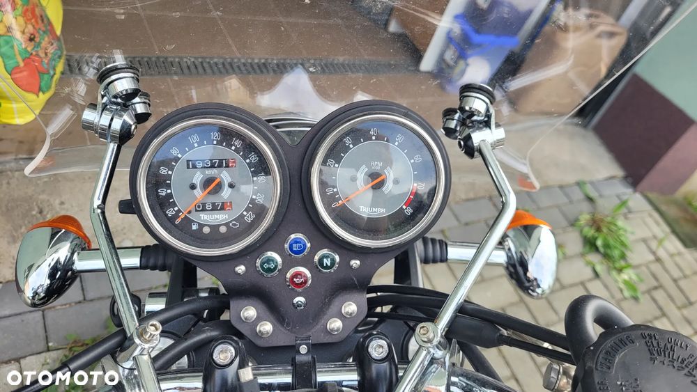 Triumph Bonneville - 5