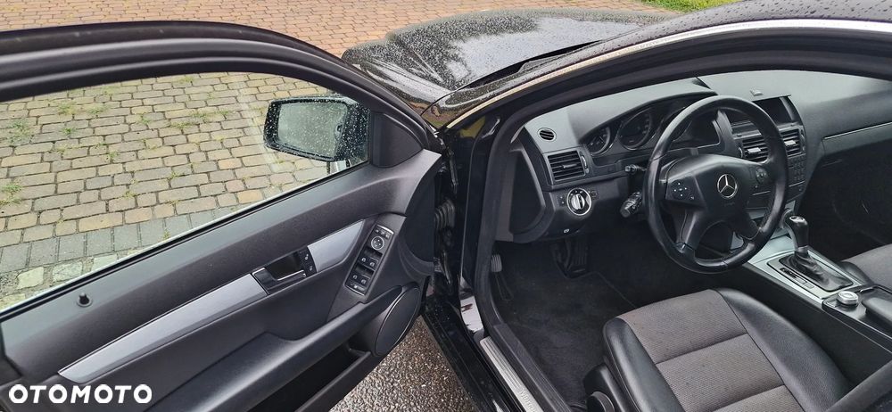 Mercedes-Benz Klasa C 180 CGI Automatik BlueEFFICIENCY Avantgarde - 26