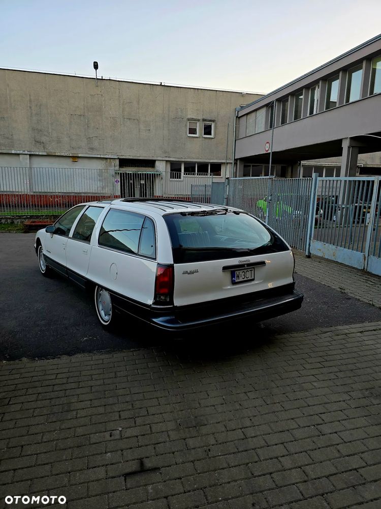 Oldsmobile Custom Cruiser - 8