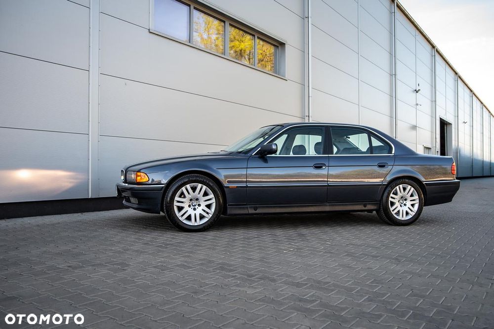 BMW Seria 7 740i V8 - 3