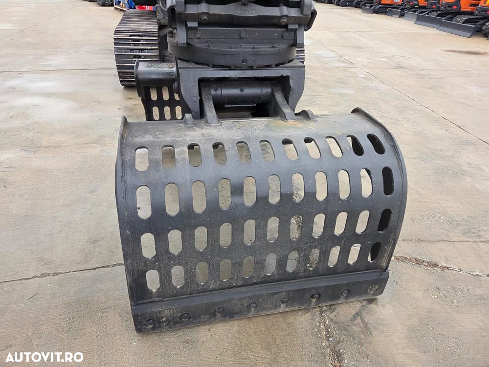 Hitachi GRAIFER deschidere 1,5m pe SENILE, cabina INALTIBILA, Masa operationala 20,3tone, LANT NOU, PAPUCI NOI, Gresare automata, Camera spate, 2017, 8.575h, cupla rapida, motor Isuzu 174CP, 3 pompe HITACHI, posibilitate leasing, STARE FOARTE BUNA-89.900 EUR - 16