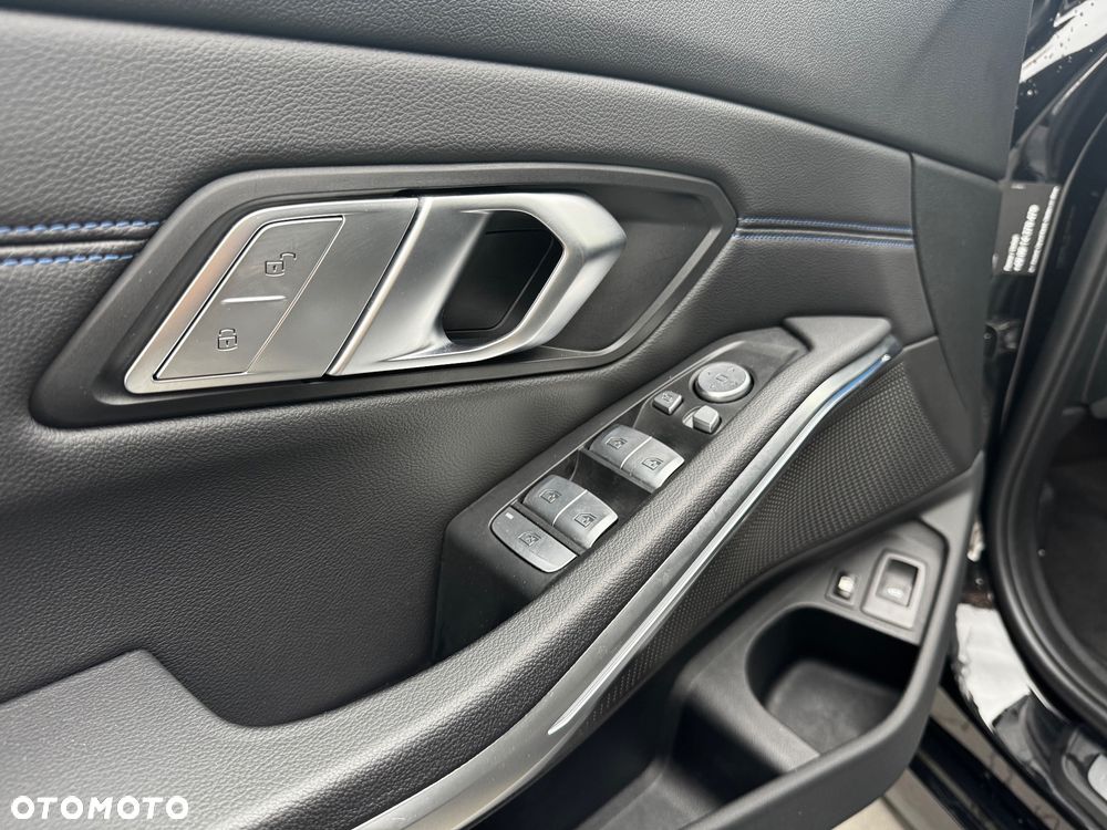 BMW Seria 3 330e xDrive M Sport - 24