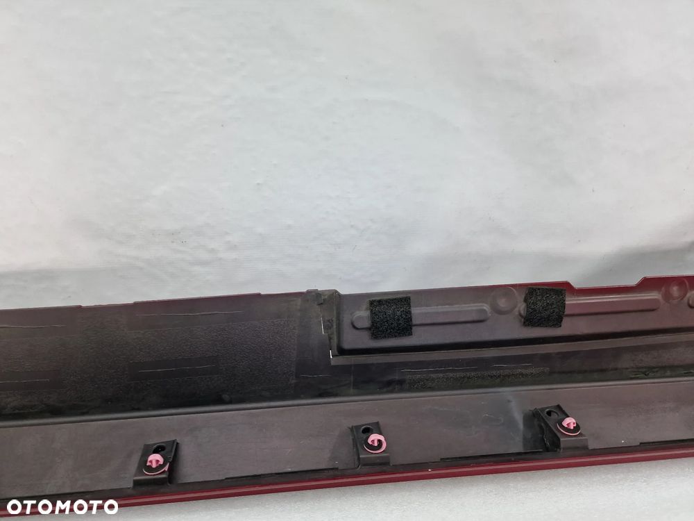 MAZDA 3 GT SPORT LEWA ŁADNA LISTWA PROGOWA / NAKŁADKA PROGU , KOLOR BORDO METALIK , NR BCJH-51P51 , NR AUKCJI PR334 - 13