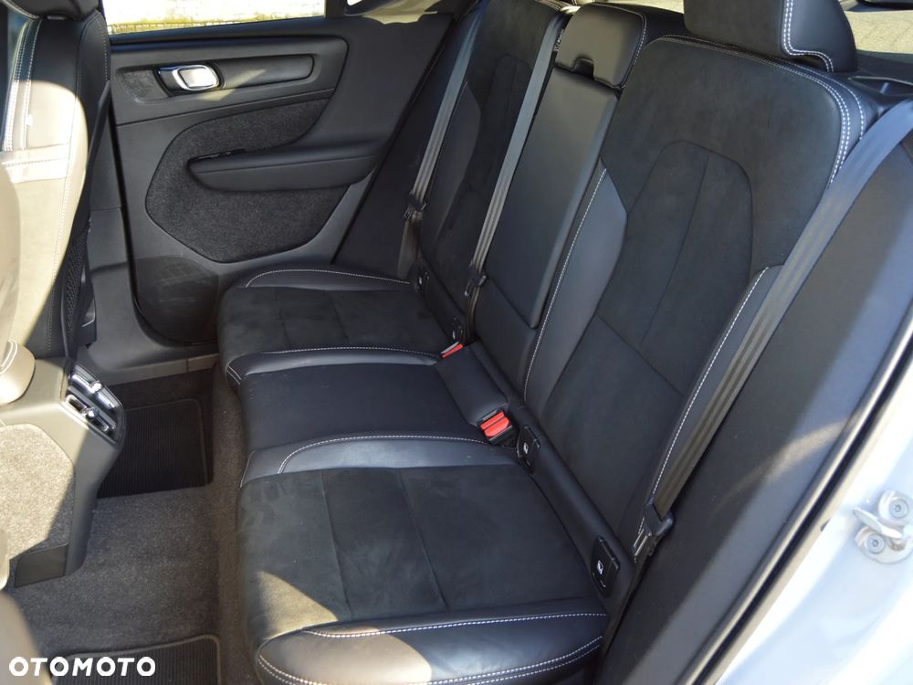 Volvo XC 40 B4 Plus Dark - 14