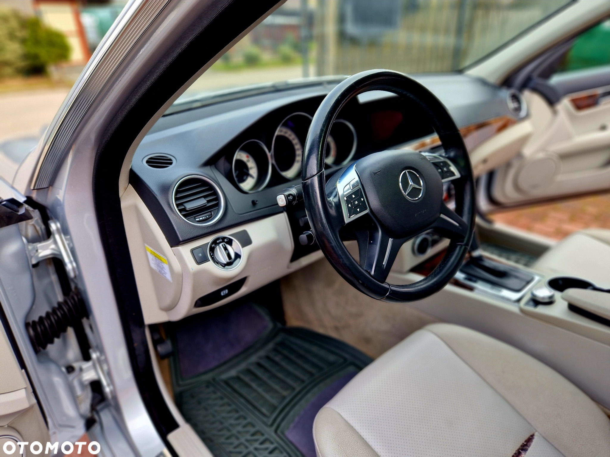 Mercedes-Benz Klasa C 250 CGI T Automatik BlueEFFICIENCY Avantgarde - 2