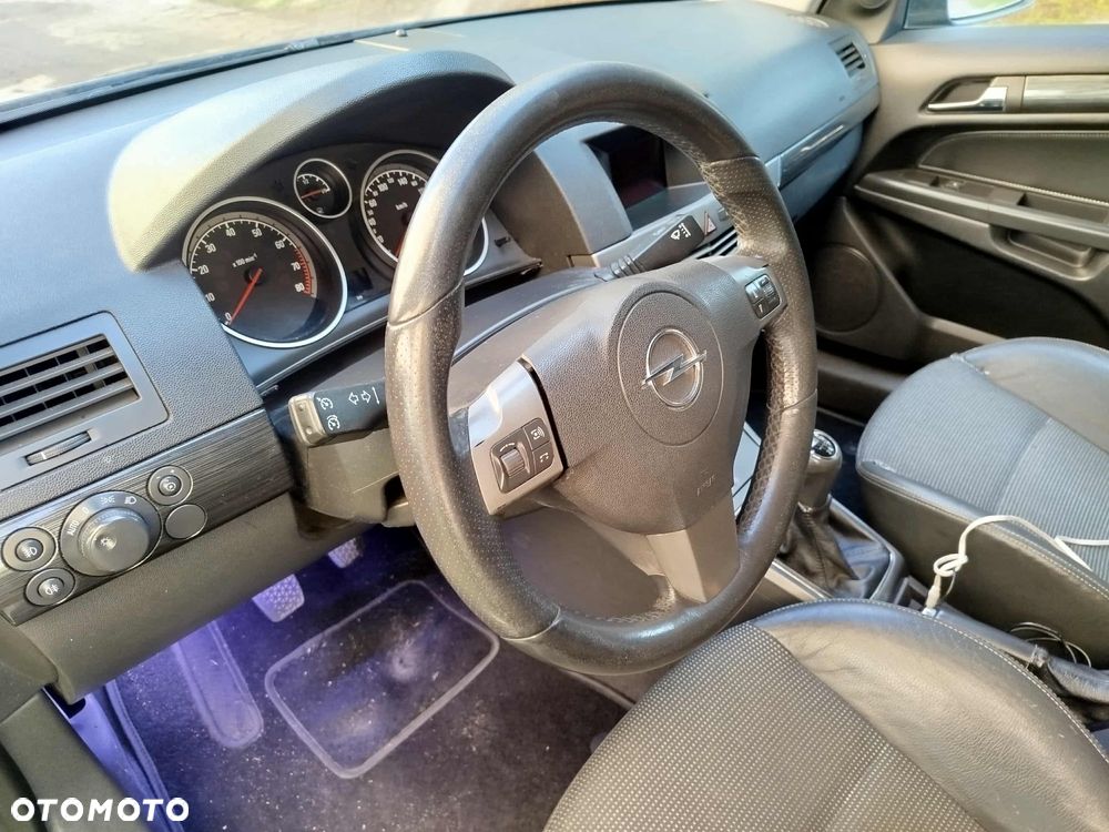 Opel Astra III GTC 1.8 Cosmo - 10