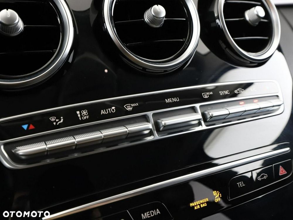 Mercedes-Benz Klasa C 300 4Matic 9G-TRONIC Avantgarde - 31