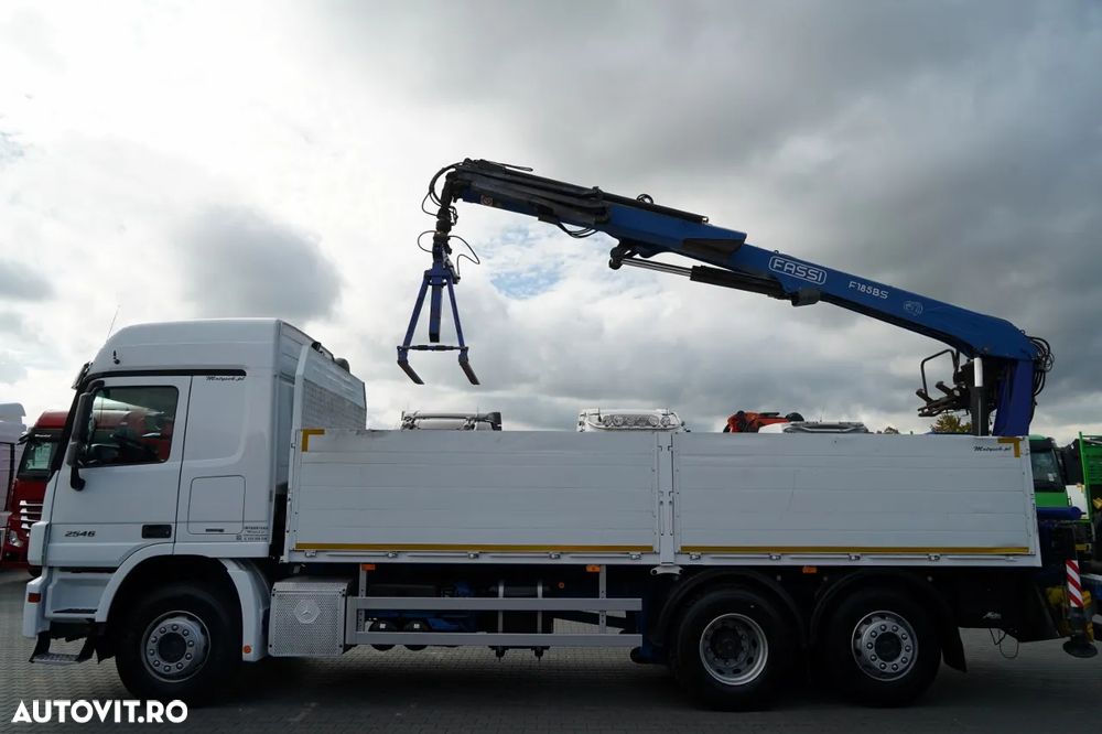 Mercedes-Benz / ACTROS 2548 / 6x2 / Combinație platformă rabatabilă - 6,5 m / Axă liftantă / + HDS FASSI / Rază de acțiune: 10,85 m / FIFTH FIFTH FIRST REAR / ROTATOR / FURCĂ PENTRU PALEȚI / Remorcă 6,5 m / SAF / - 10