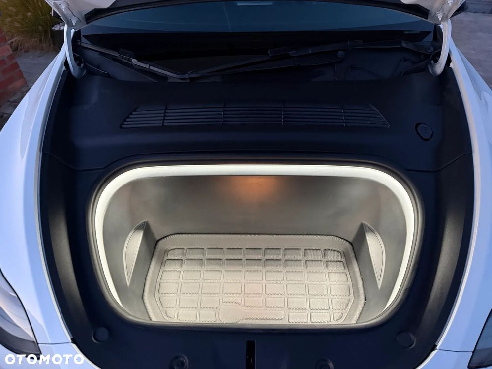 Tesla Model Y Long Range AWD - 30