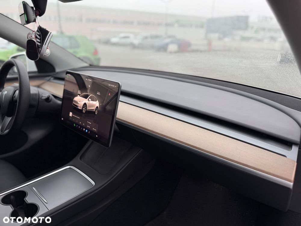 Tesla Y Long Range Dual Motor AWD - 32