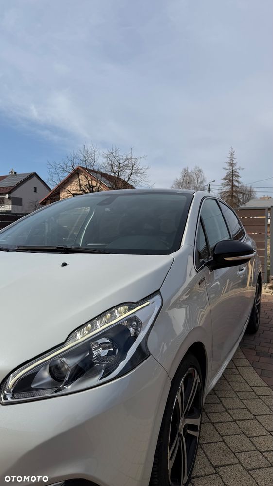 Peugeot 208 - 8
