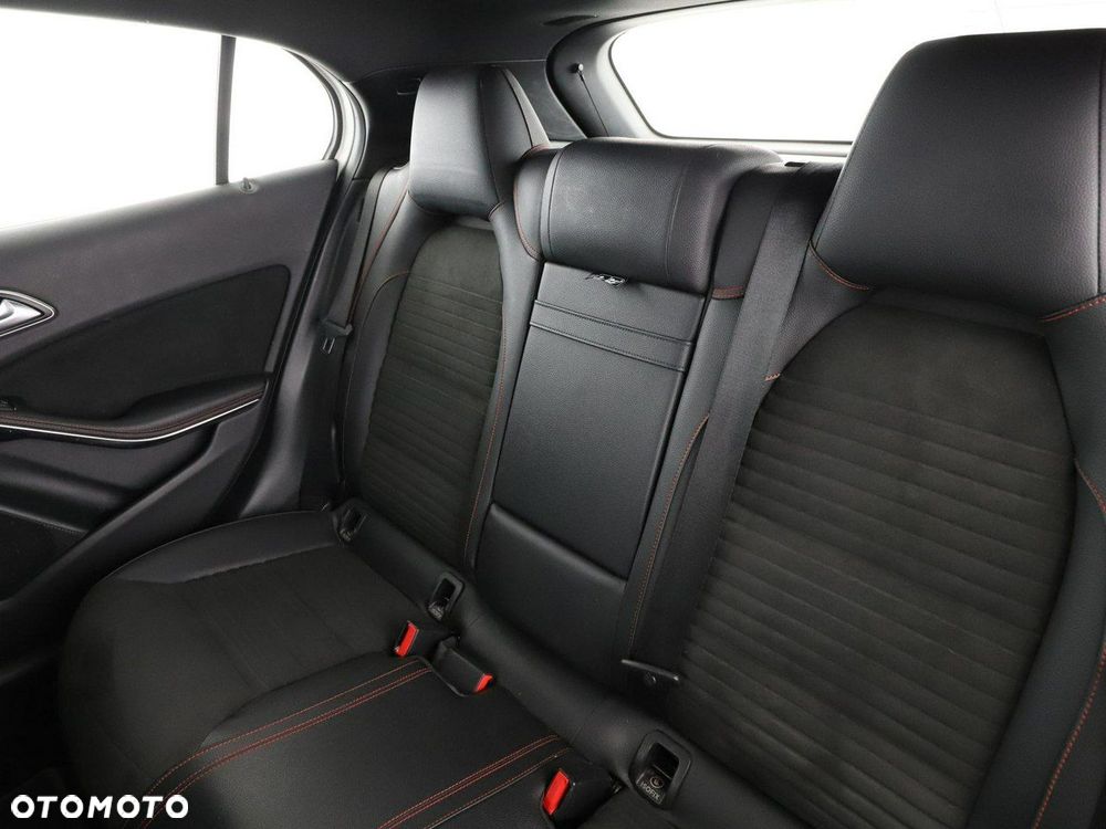 Mercedes-Benz GLA 180 AMG Line - 17