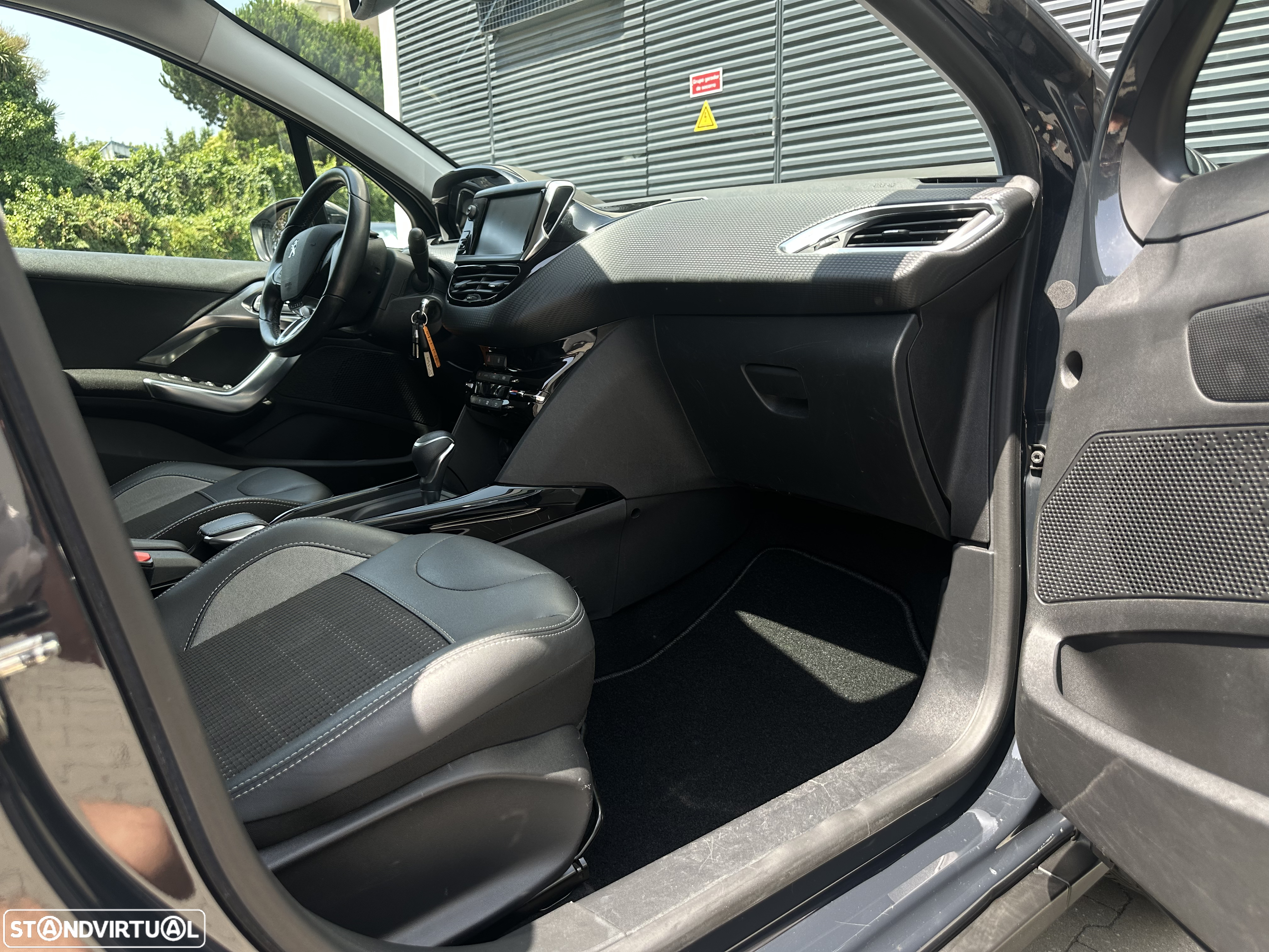 Peugeot 2008 1.2 PureTech Allure EAT6 - 23