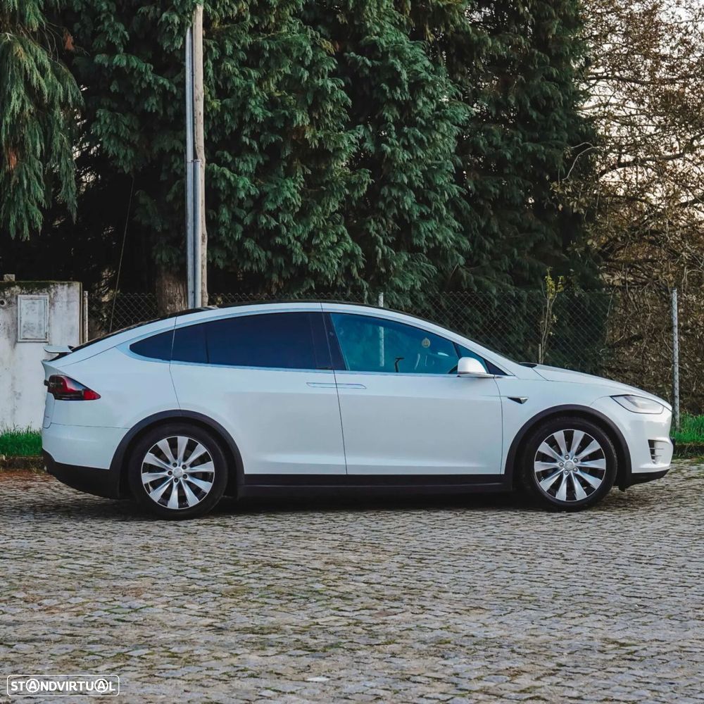 Tesla Model X - 5