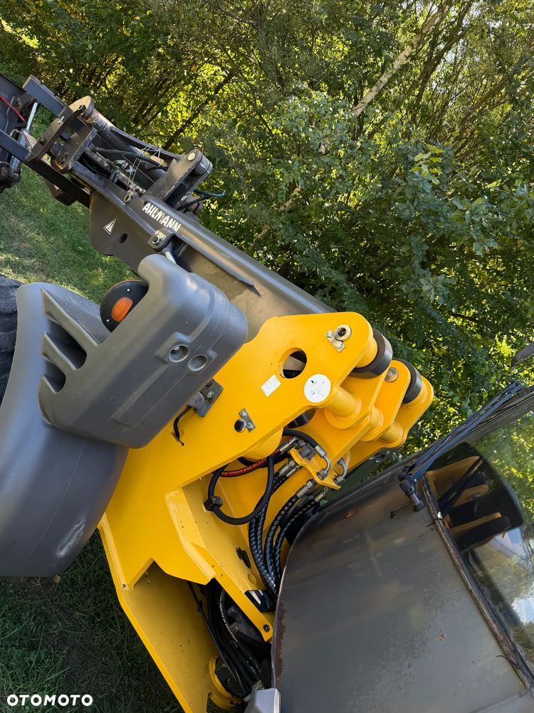 Mecalac AX1000 Ładowarka kołowa łamana 6,5 tony. Udźwig około 3 tony. 2017 rok.  Jak Nowa! Oryginał łyżka KROKODYL otwierana i widły. Mocny silnik DEUTZ 4 cylindry DEUTZ. Zero luzów i wycieków. Aktualne Badania DEKRA BMWT. Wielka Okazja. Maszyna jak nowa z Salonu. 2900 mtg. Pochodzi z Norweskiego urzędu gminy. Dodatkowe linie Hydrauliczne. Szybka wolna Jazda Rewers Hydrostatic. Wersja Norweska Mocne doświetlenie dodatkowe grzanie. kabina Ogrzewana wentylowana! Zmiana Osprzętu Hydrauliczna! pełne sterowanie z dżojstika! Podzespoły pompy suche, czytelne tabliczki! OKAZJA - 30
