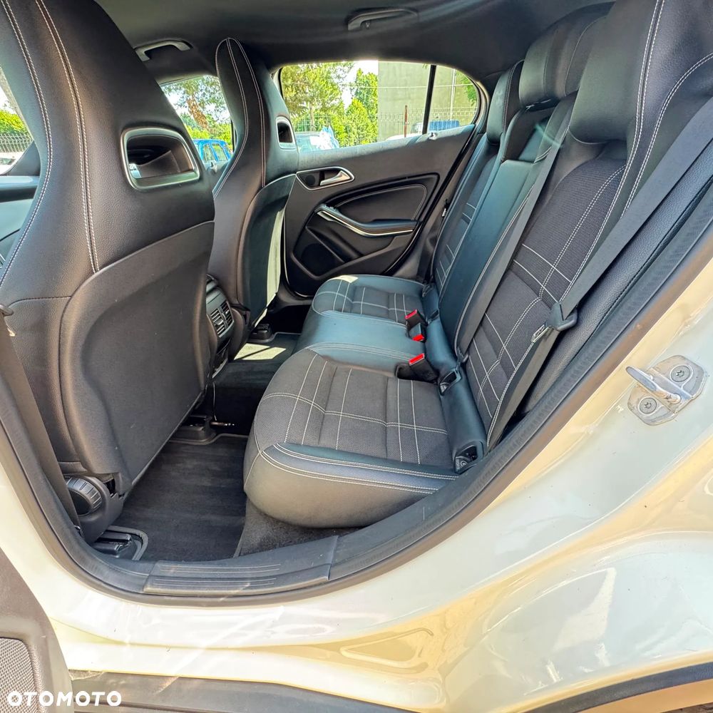 Mercedes-Benz GLA 200 7G-DCT - 12