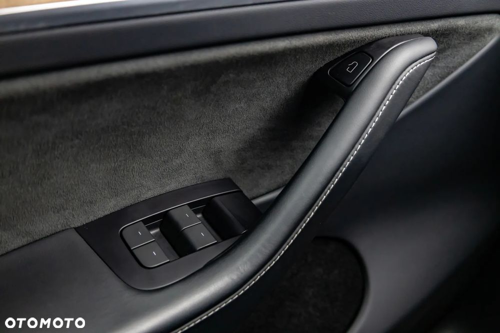 Tesla Y Performance AWD - 29