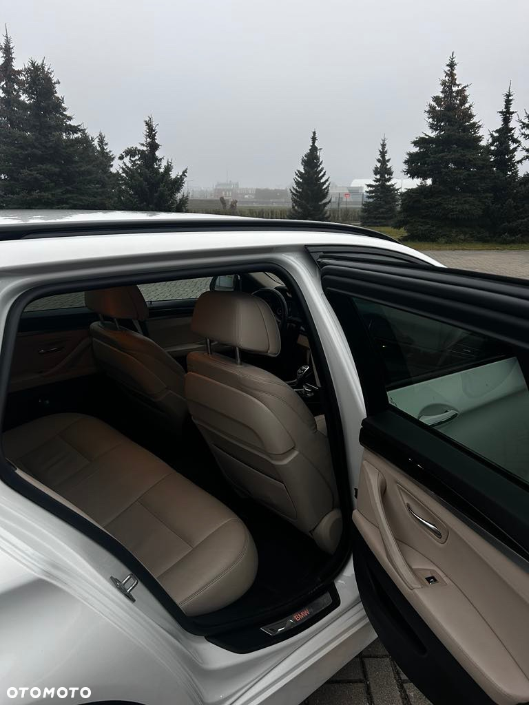 BMW Seria 5 528i xDrive Luxury Line - 9
