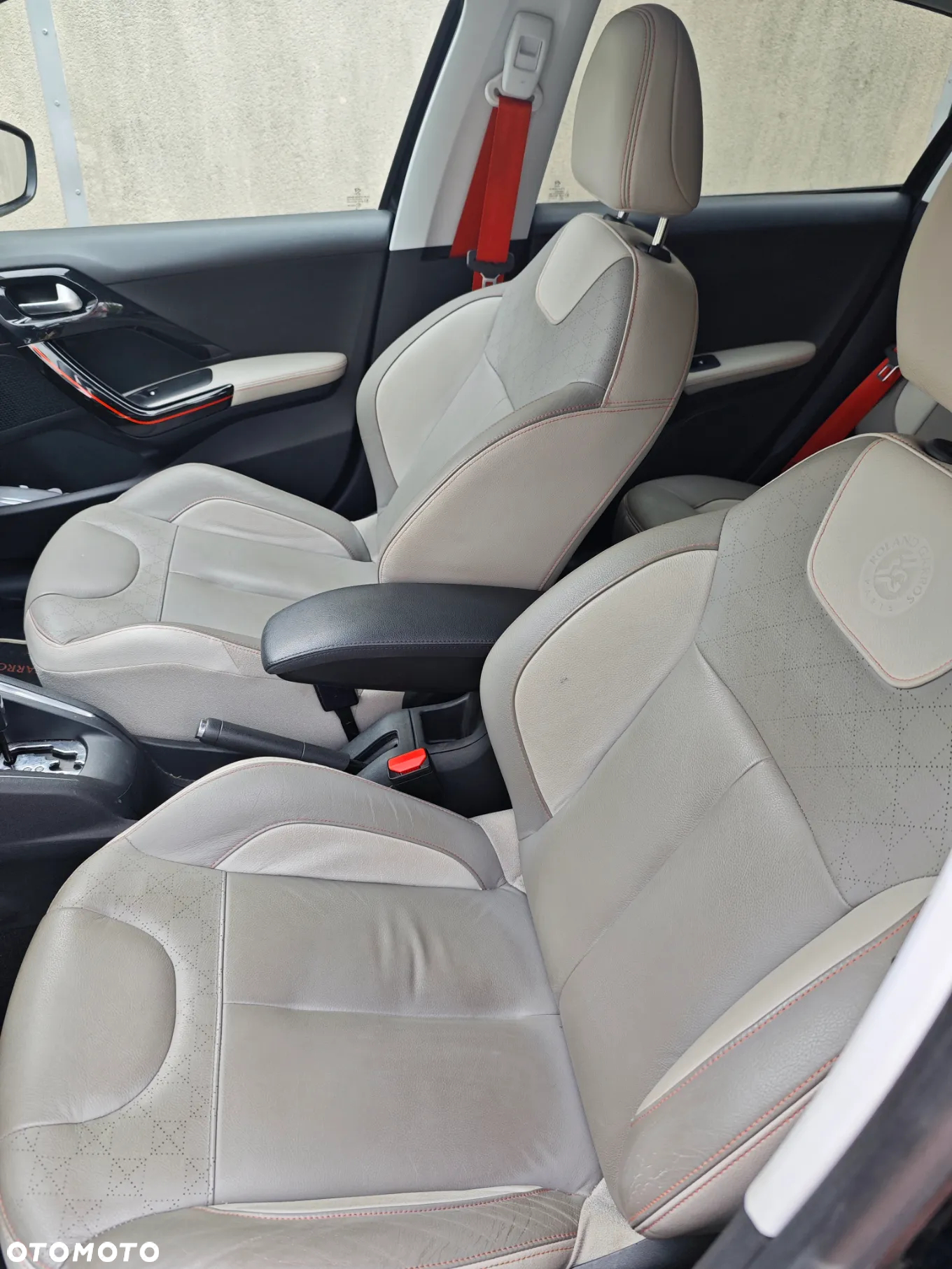 Peugeot 208 - 10