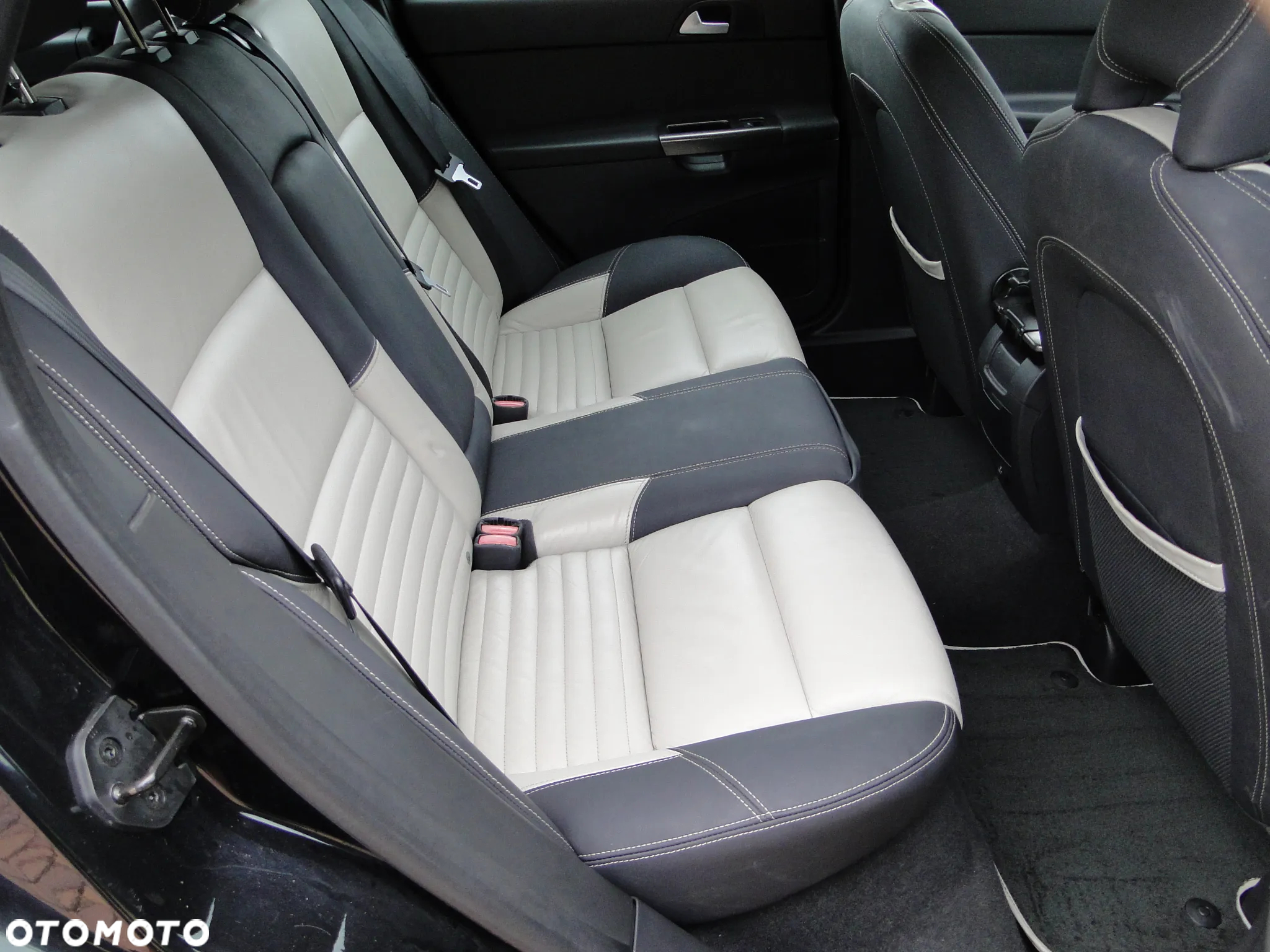 Volvo V50 D3 R-Design - 28