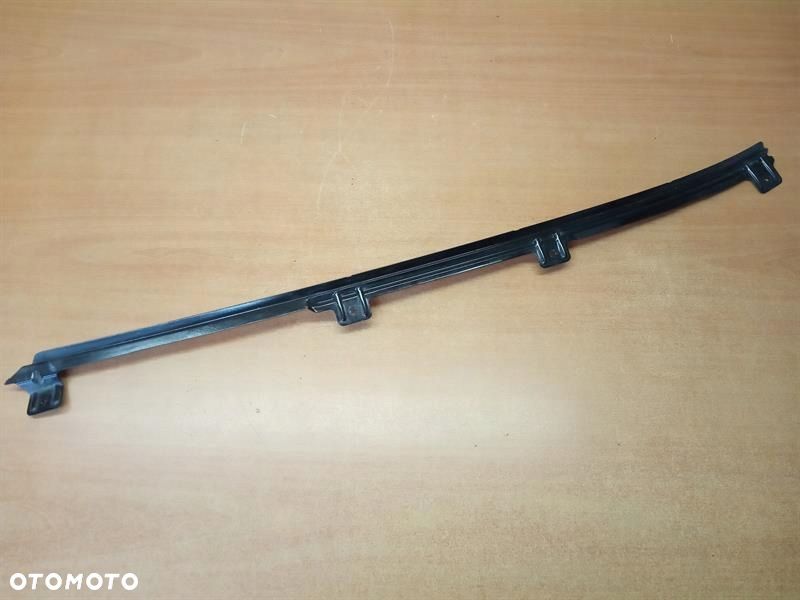 LISTWA PRAWA SZYBY CZOŁOWEJ MERCEDES SL R231 - 1