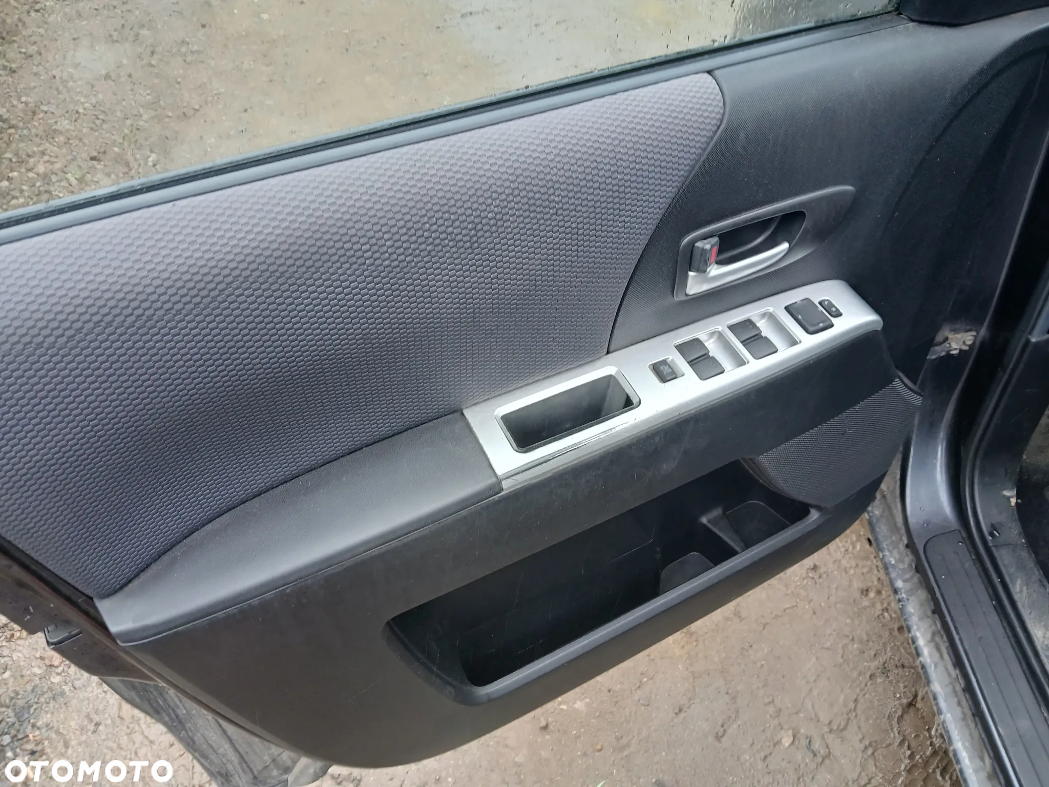 mazda 5 fotel fotele kanapa deska kokpit podsufitka boczek boczki klamka podłokietnik licznik - 2