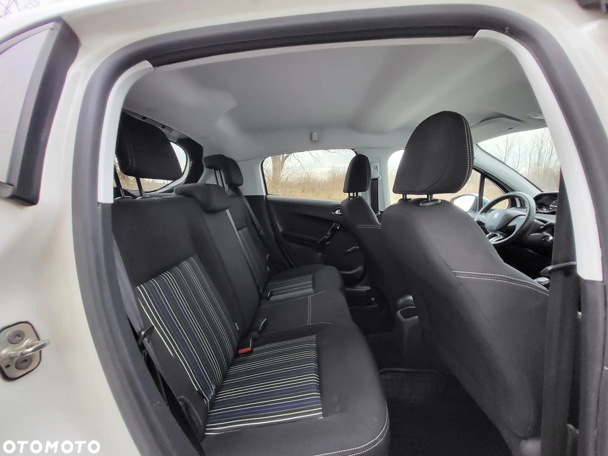 Peugeot 208 - 18