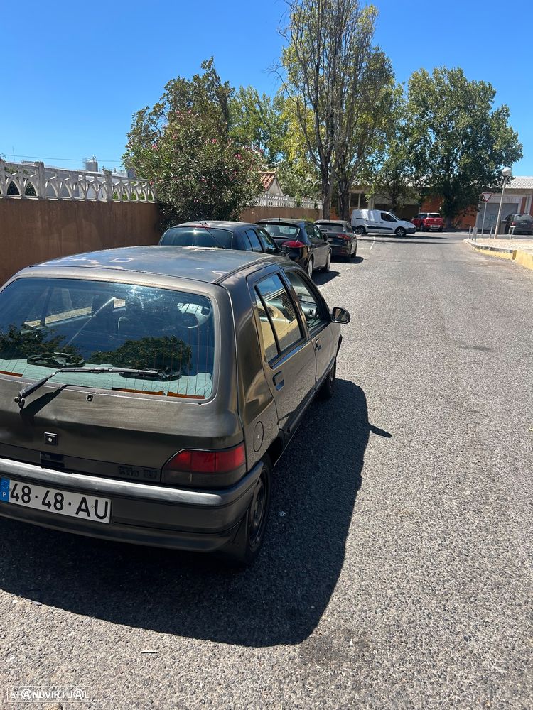 Renault Clio 1.2 RT - 9