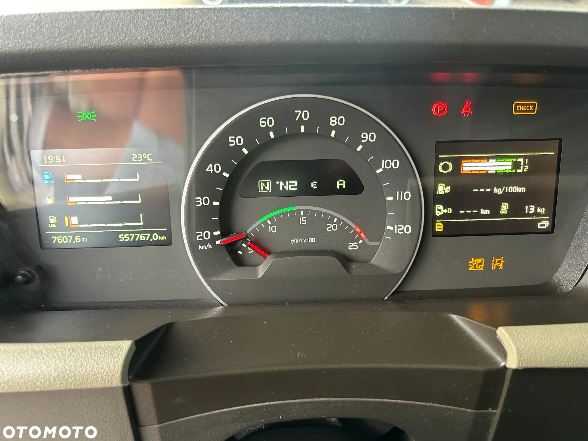 Volvo FH 460 GAZ LNG + DIESEL / PRZEBIEG TYLKO 557 767 KM / 2019 ROK !! - 25