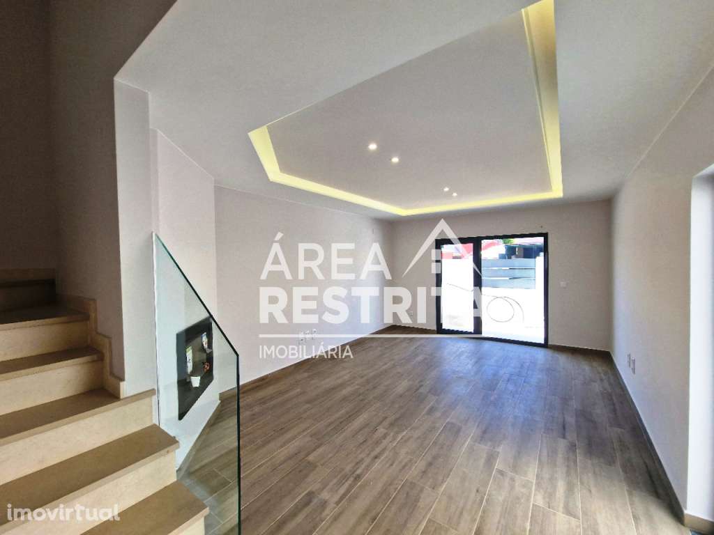 MORADIA T3 GEMINADA COM GARAGEM E TERRAÇO SUPERIOR NA QUINTA DO CONDE - Grande imagem: 5/27