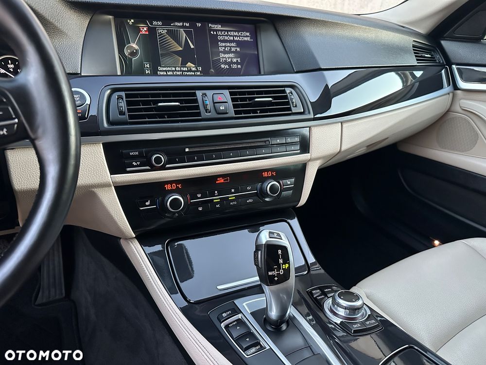 BMW Seria 5 525d Sport-Aut Modern Line - 32