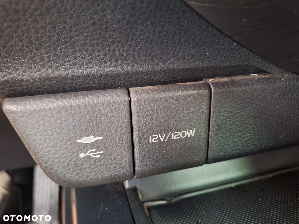 Toyota Camry 2.5 Hybrid Comfort CVT - 28