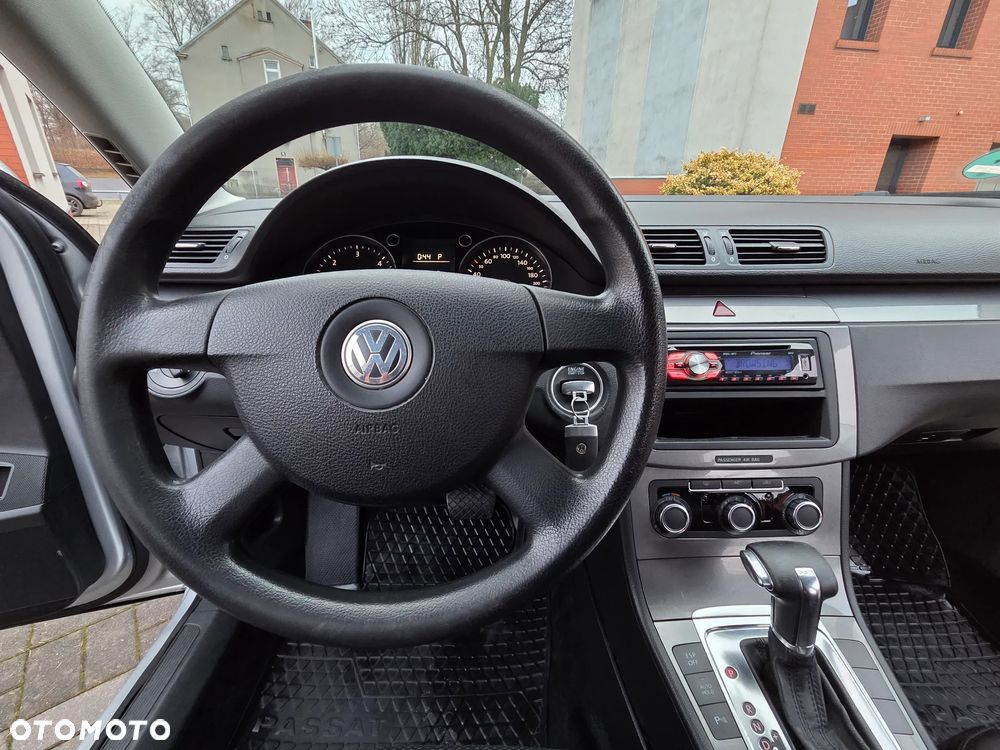 Volkswagen Passat 2.0 TDI DPF DSG Trendline - 36