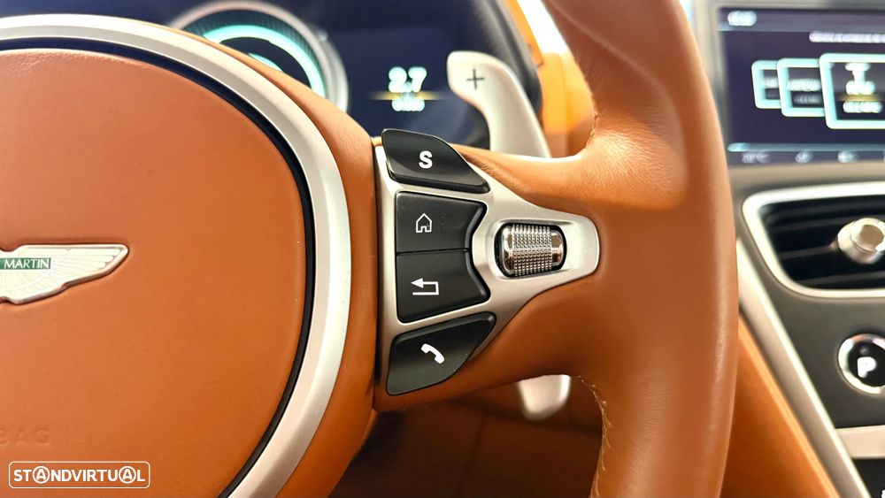 Aston Martin DB11 Coupé - 35