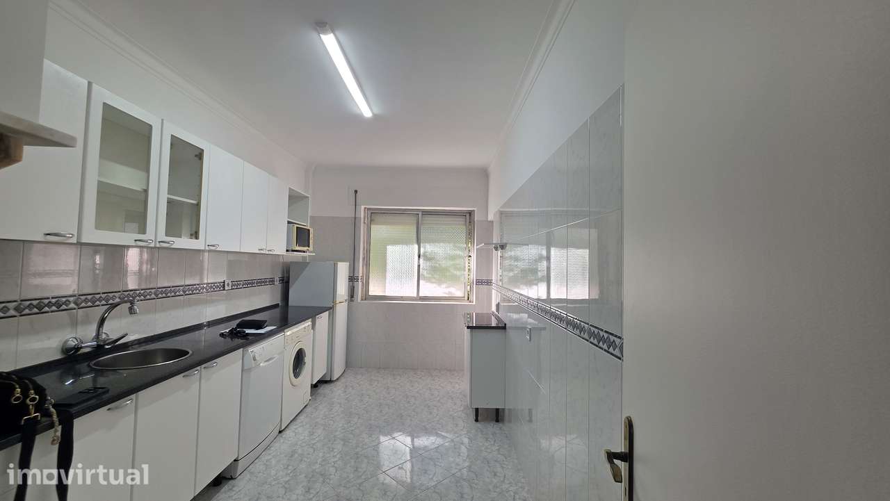 T2 Remodelado Massamá Central com lindo quintal e grande Arrecadaçao - Grande imagem: 3/18